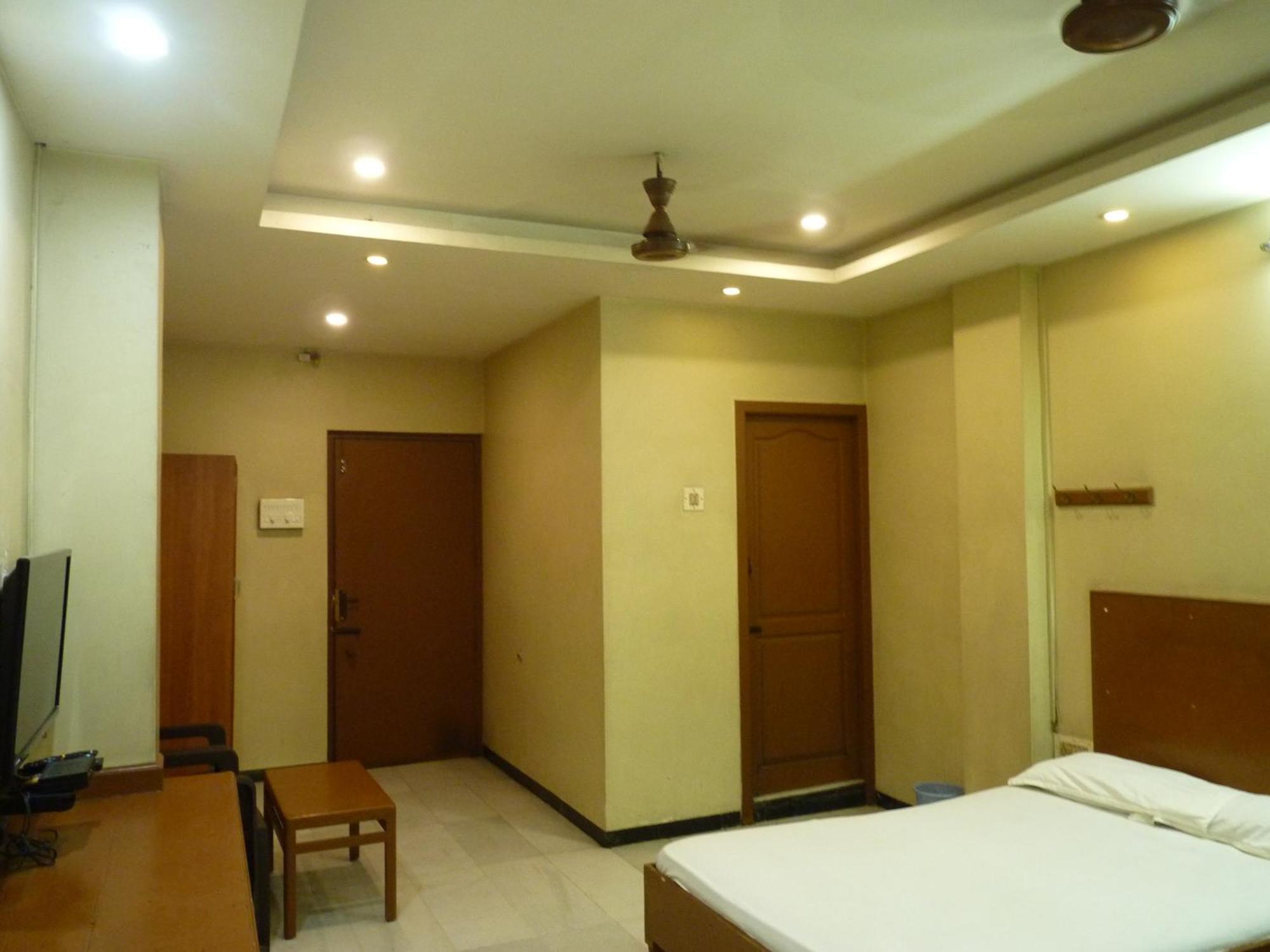 Nanda Lodge Mettuppālaiyam Exterior photo