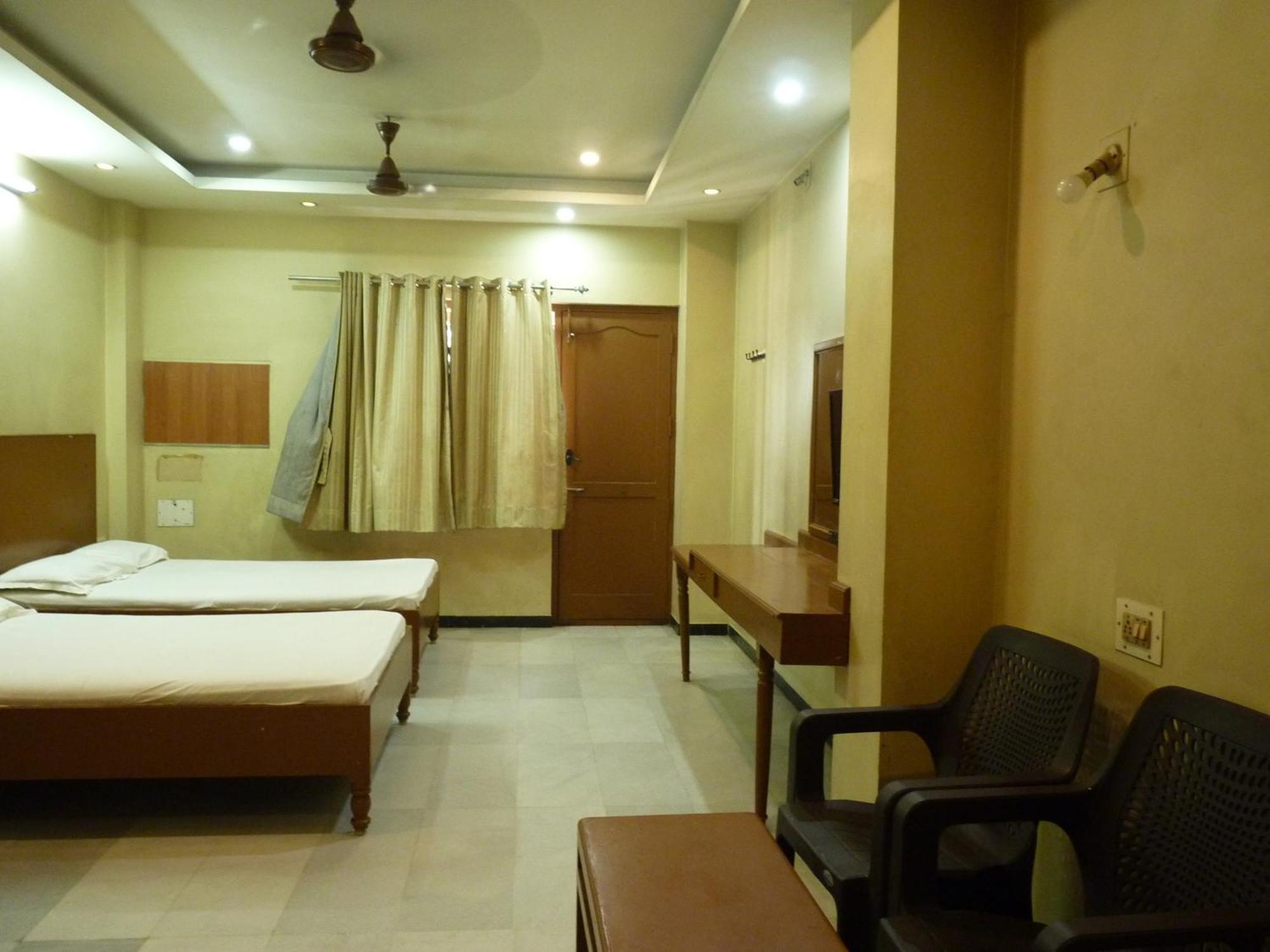 Nanda Lodge Mettuppālaiyam Exterior photo