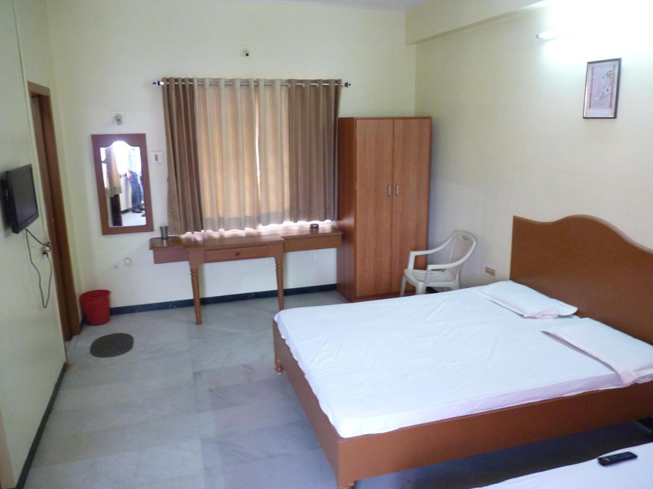 Nanda Lodge Mettuppālaiyam Exterior photo