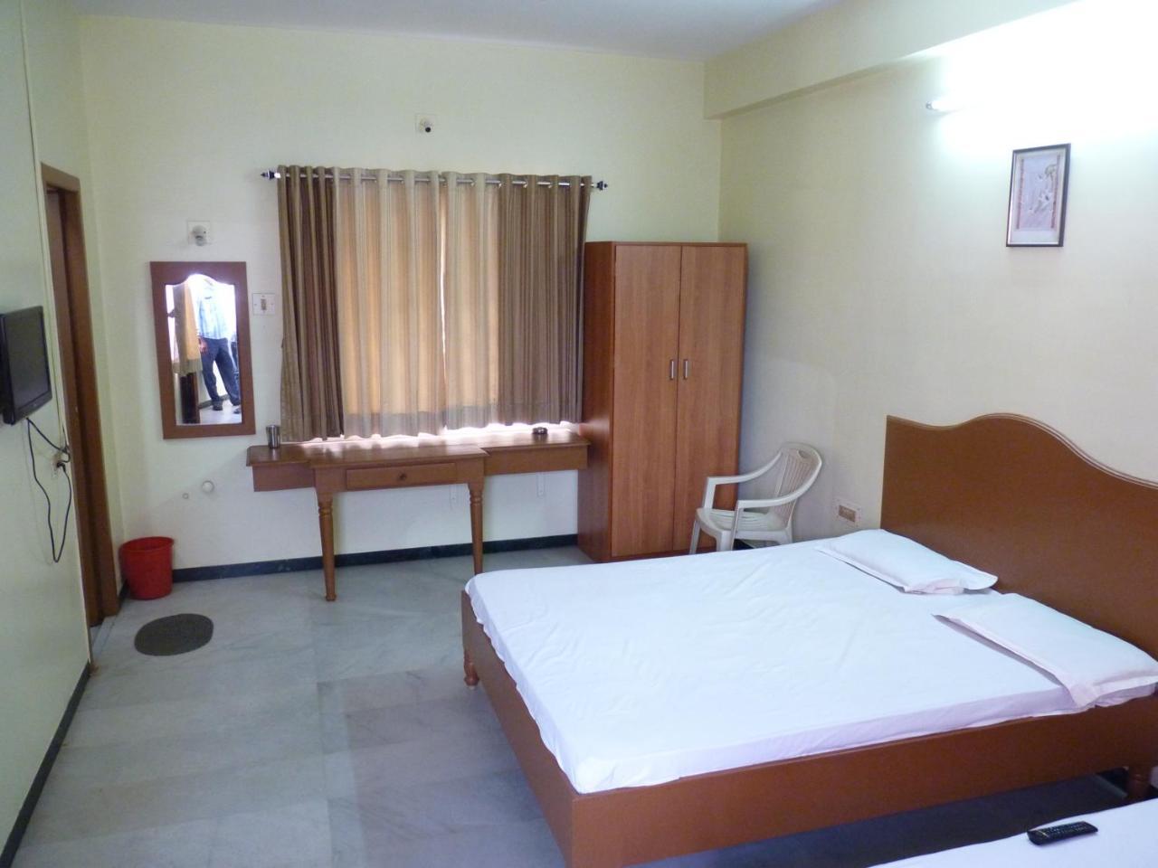 Nanda Lodge Mettuppālaiyam Exterior photo